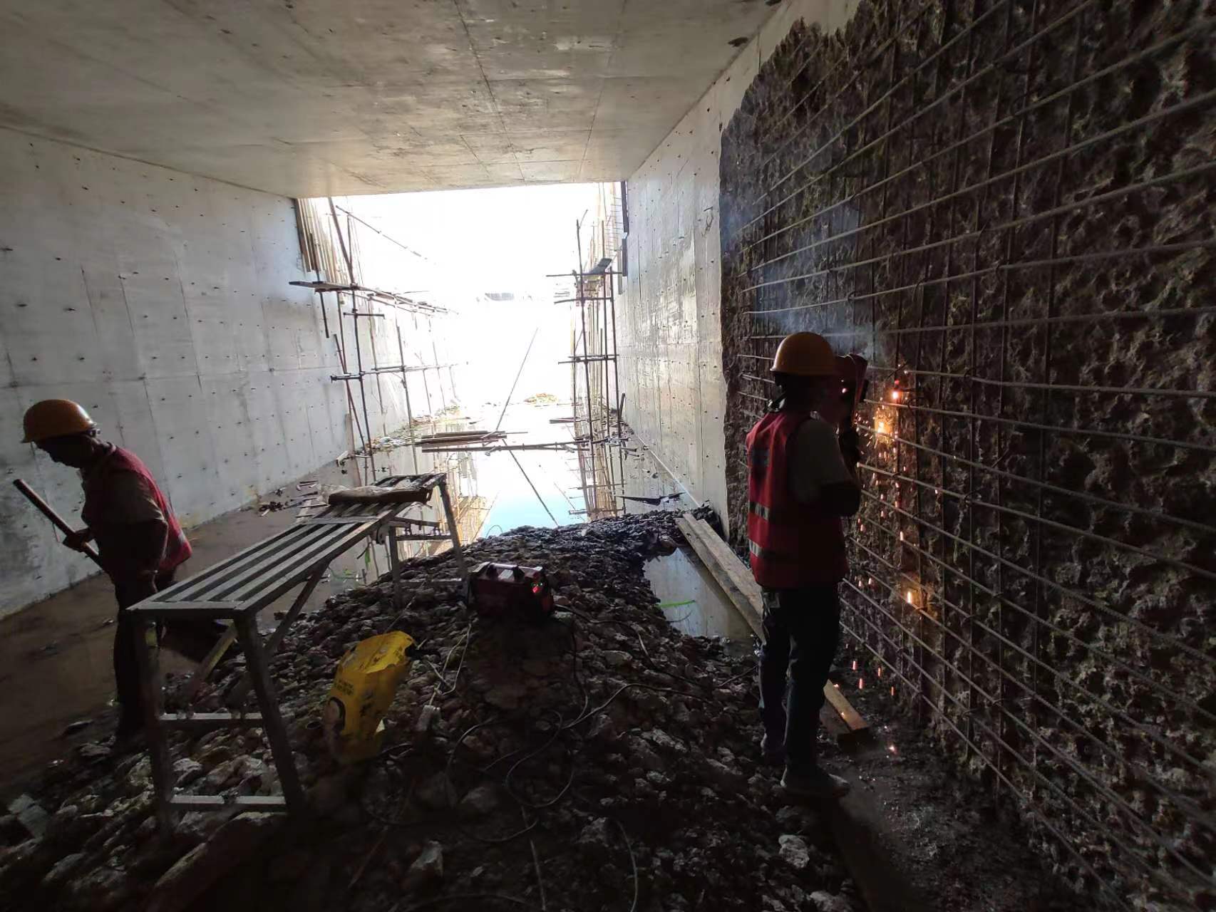锡林郭勒挖断承重墙导致楼体开裂，加固施工方案出炉